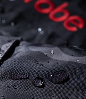 Water droplets on the outer shell of dryrobe® Advance 