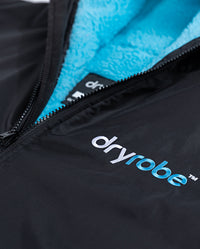 Close up of zip and logo on Black Blue dryrobe® Advance Short Sleeve