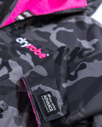 *MALE* Close up of end of sleeve on Black Camo Pink dryrobe® Advance Long Sleeve