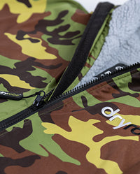 Close up of zip on Camo Grey dryrobe® Advance Long Sleeve