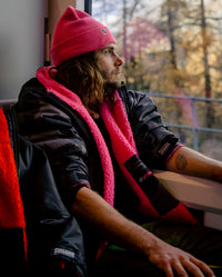 *MALE* sat on a train, wearing Black Camo Pink dryrobe® Advance Long Sleeve