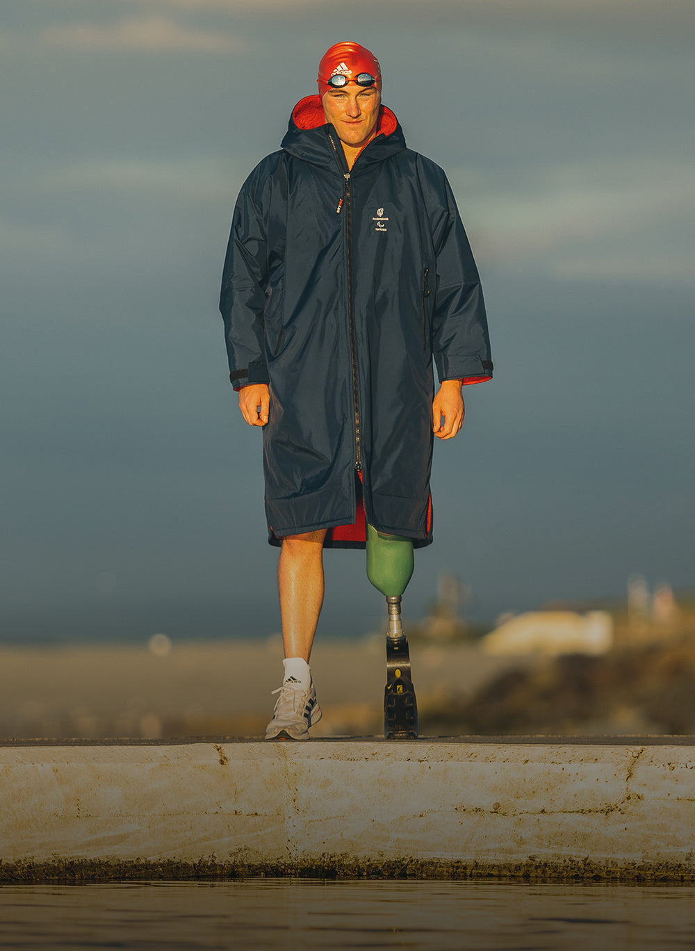 Para athlete wearing Dryrobe® advance long sleeve after swim  