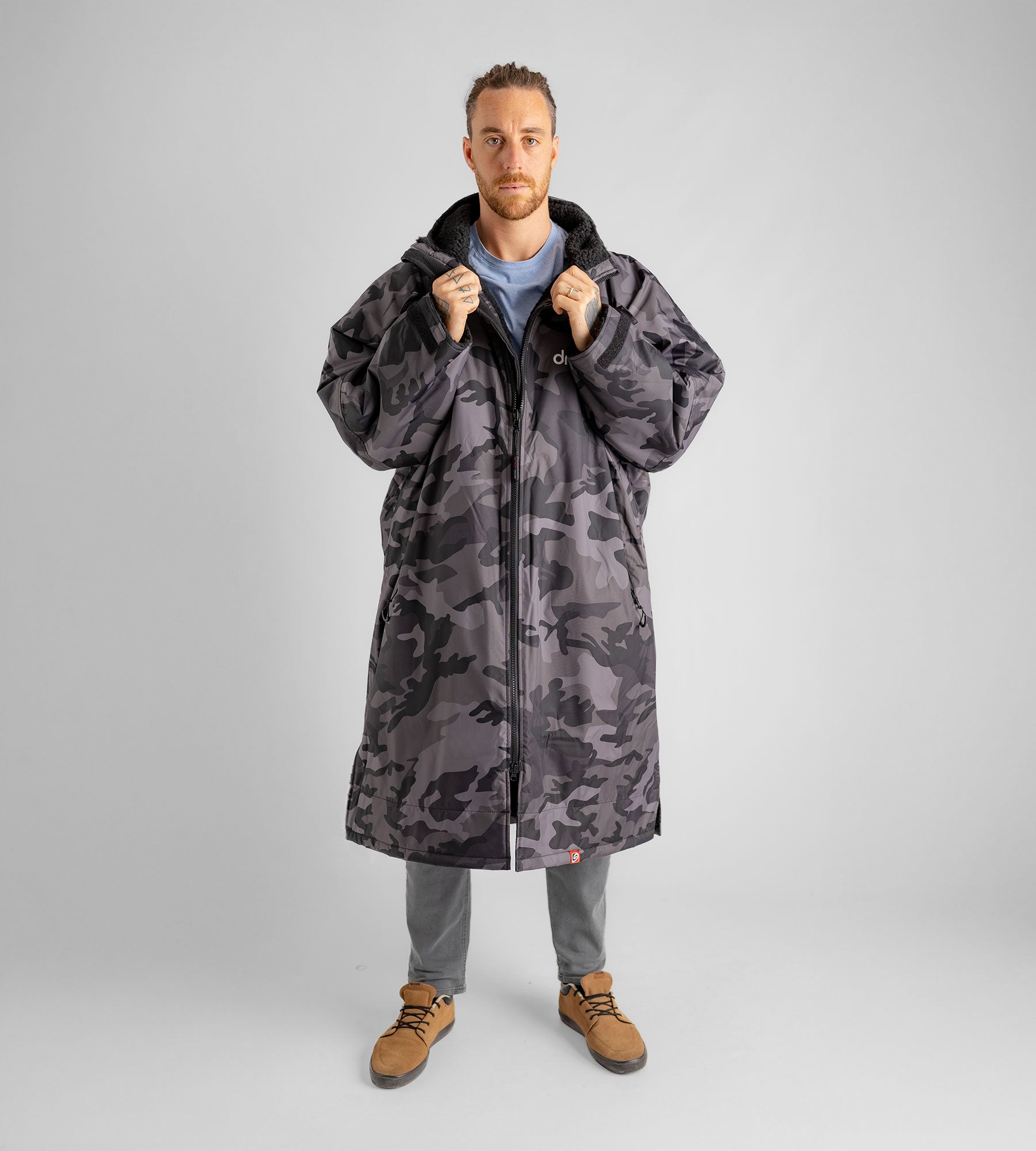 *MALE* wearing Black Camo dryrobe® Advance Long Sleeve