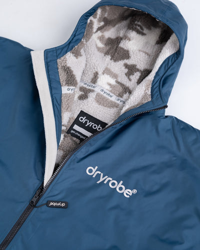 *MALE* Studio detail shot of AW25 Blue Dryrobe® advance long sleeve 