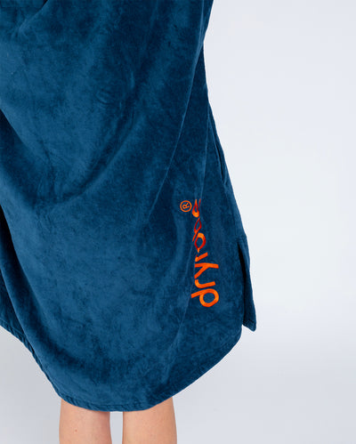 Female in studio wearing Dryrobe® Zip towel (blue orange)