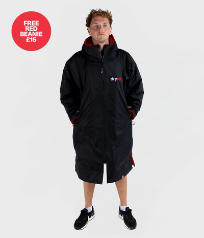 *MALE* Man wearing dryrobe Advance Long Sleeve changing robe in Black Red 