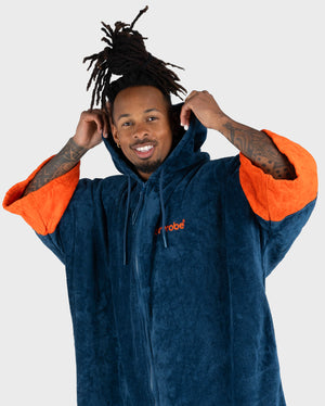 *MALE* in studio wearing Dryrobe® Zip towel (blue orange)