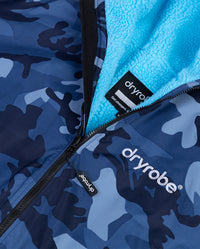 **MALE** Close up of zip on dryrobe Advance Long Sleeve changing robe in Blue Camo Blue