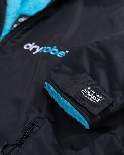 Close up of end of sleeve on Black Blue dryrobe® Advance Long Sleeve