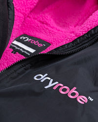 *MALE* Close up of zip on Black Pink dryrobe® Advance Long sleeve