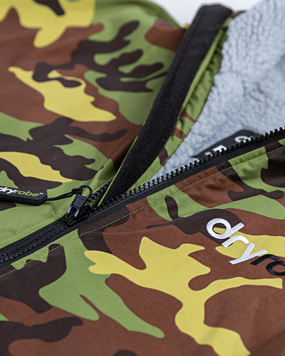  *MALE* Close up of zip on dryrobe® Advance Long sleeve