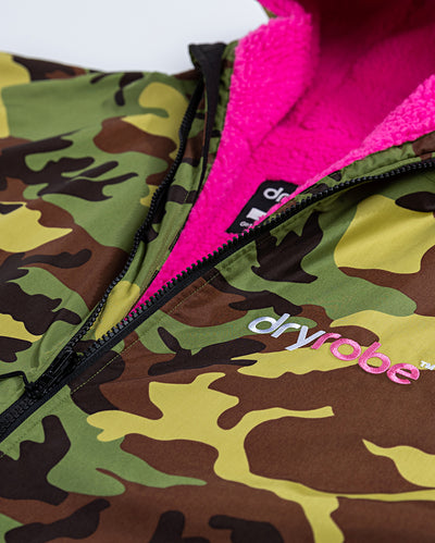 Close up of zip on Camo Pink dryrobe® Advance Long Sleeve