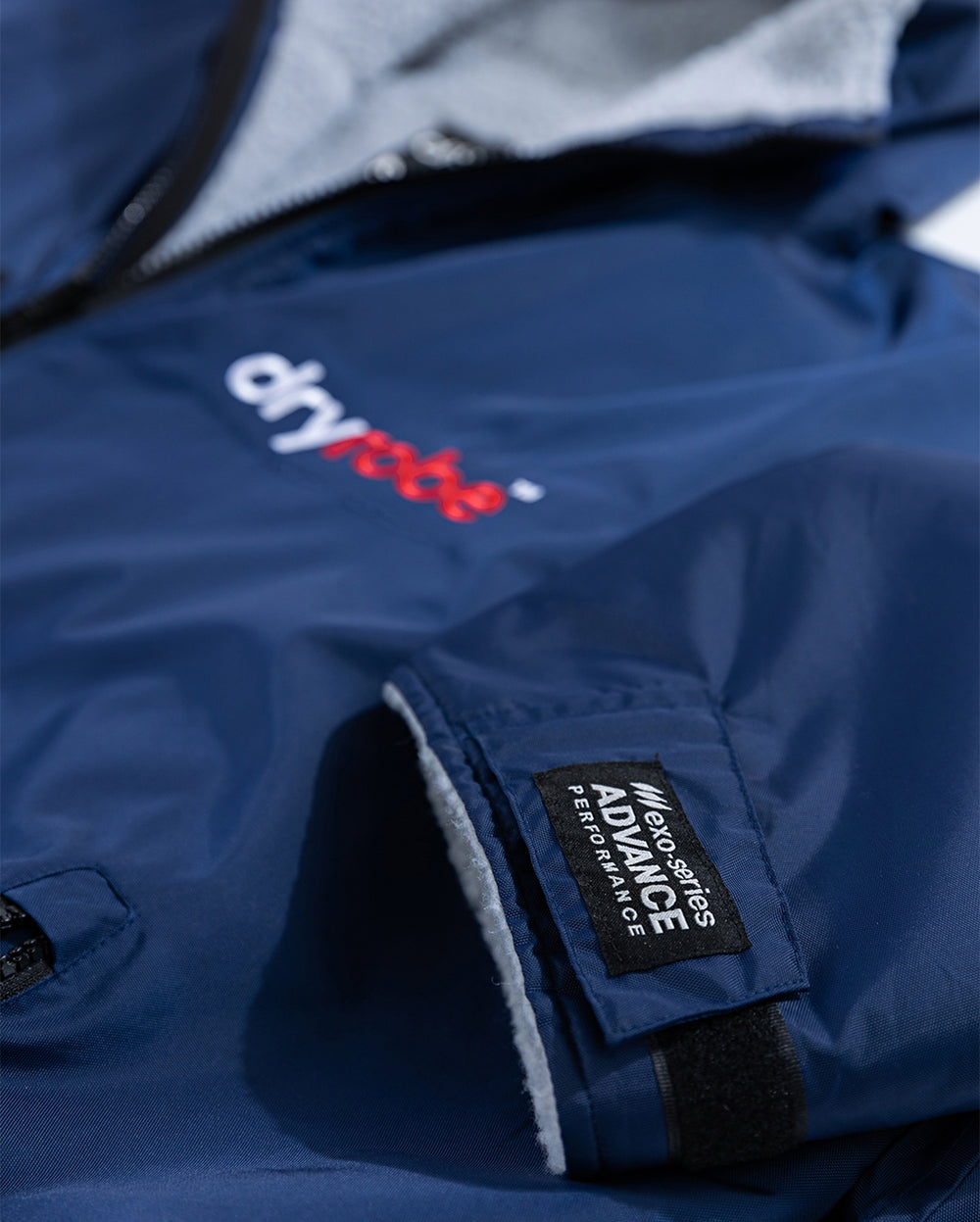 Resale - Black Red Advance Changing Robe L | Preloved – Dryrobe®