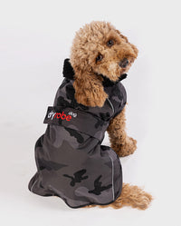 Cockapoo sat with back to the camera wearing Black Camo dryrobe® Dog