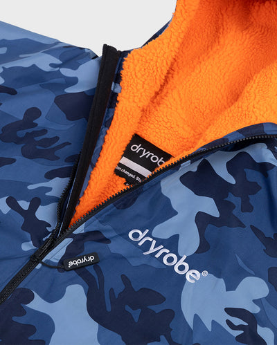Close up of end of zip on dryrobe Advance Long Sleeve Changing robe on Blue Camo Orange