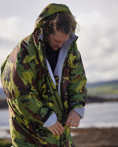 *MALE* zipping up Camo Grey dryrobe¬Æ Advance with hood up