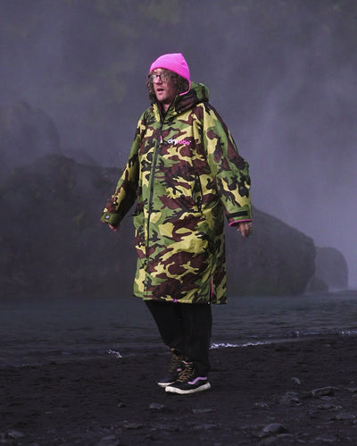 *MALE* walking on a beach wearing Camo Pink dryrobe® Advance Long Sleeve